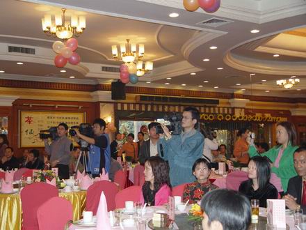 ÔÚ2004ÄêÐÂÈü¼¾ÐÂÎÅÐû²¼»áµçÊǪ́¾ÙÐÐÁ˱¨µÀ